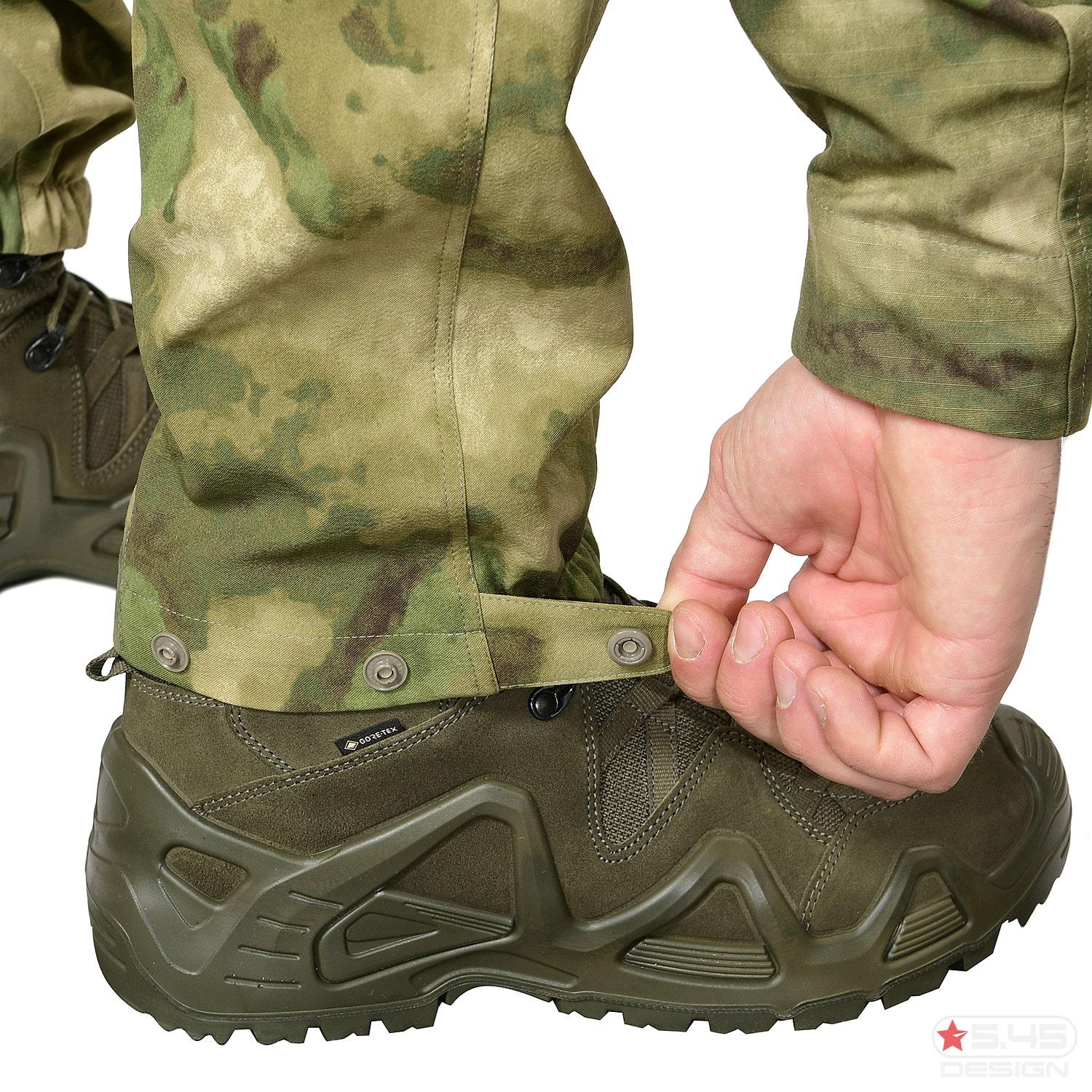 Нижнюю часть брюк можно регулировать по объёму ботинок пользователя.